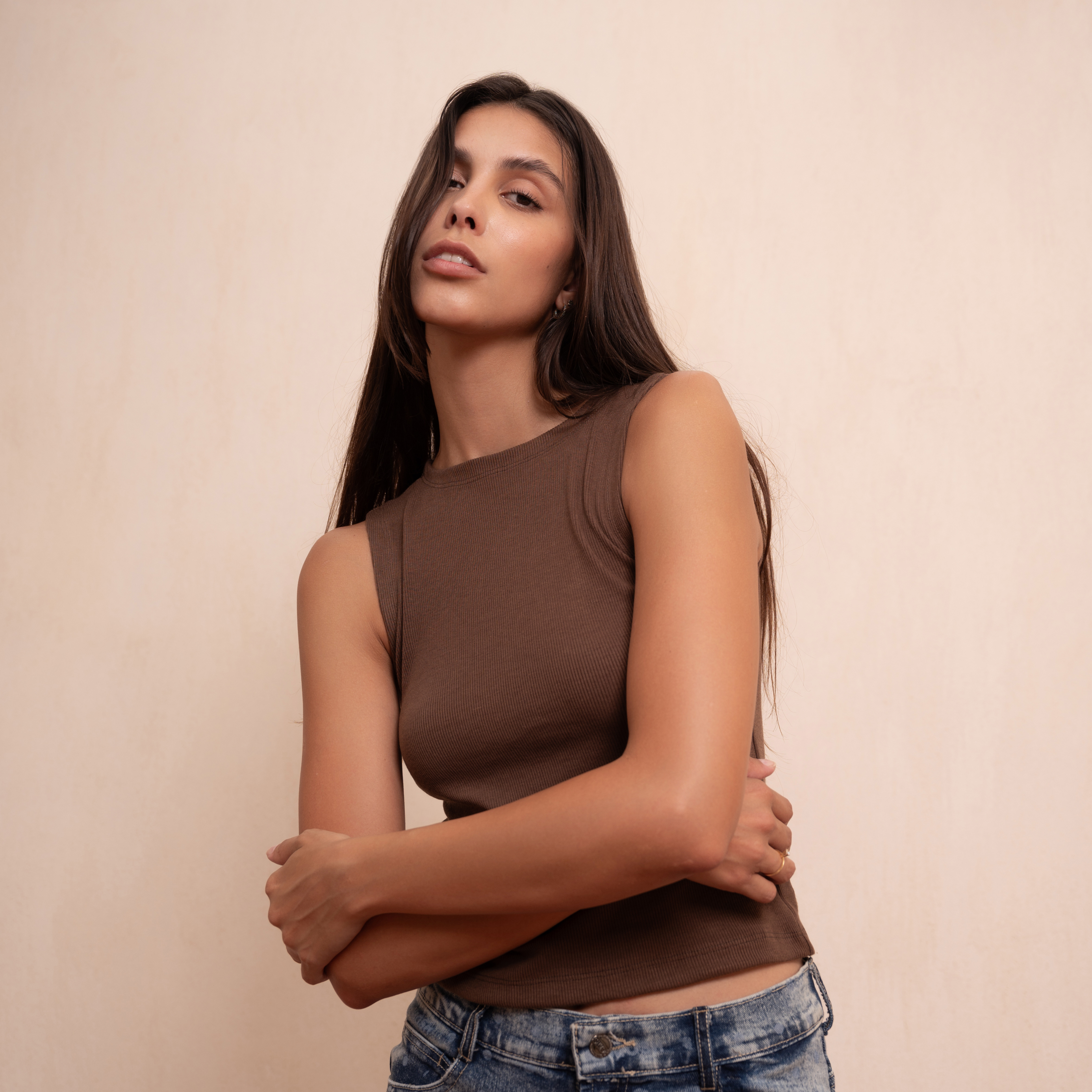 sleeveless top [brown]